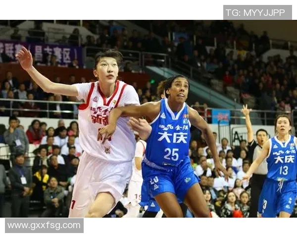 姚明亲自解说新疆篮球赛场激情瞬间展现体育魅力与团队精神