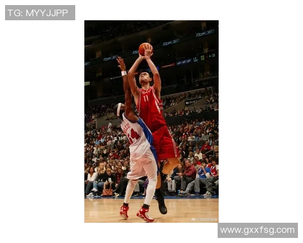 姚明照片拼接艺术：重现篮球巨星的辉煌瞬间与人生旅程